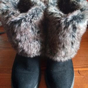 Black fur boot